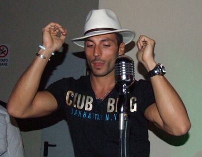 Daniele Interrante con cappello bianco