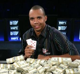 Phil Ivey mostra le carte che gli son valse una vittoria