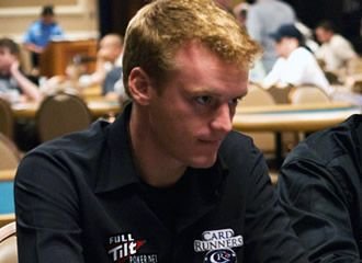 Cole South al tavolo da gioco