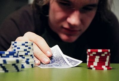 giocatore di poker che spizza le carte