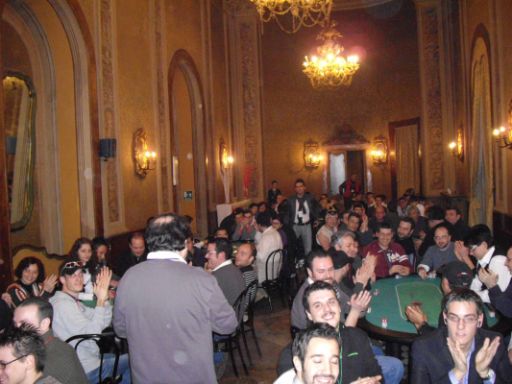 La sala di un circolo gremita di giocatori. 
