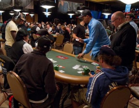 sala da poker con giocatori