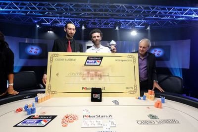 Sergio Castelluccio mostra il mega assegno del primo premio