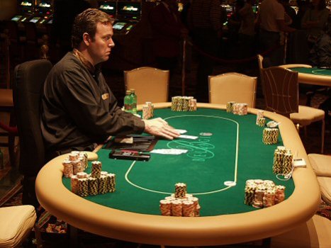 dealer al tavolo d apoker