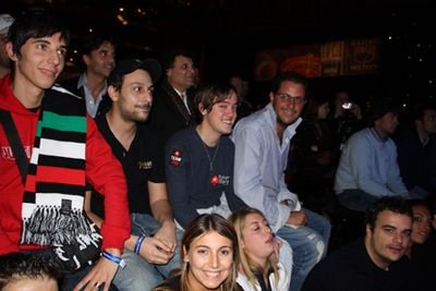 Tifo da stadio sugli spalti. Siamo allo stadio o ad un torneo di poker?