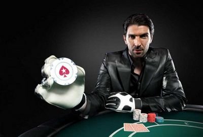 Gigi Buffon al tavolo di poker con i guanti e le chips