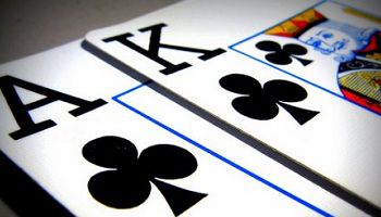 Strategia Poker Cash: AK o QQ contro una 3bet