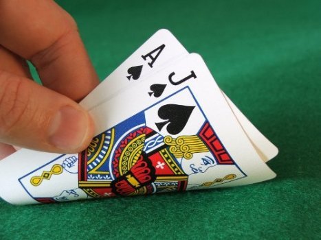 AJ Suited: due carte che ambiscono a svariati progetti