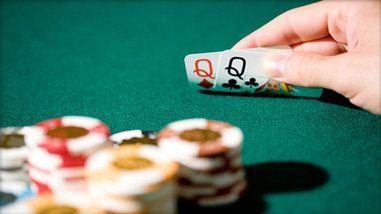 chips e mano che mostra una coppia di Q