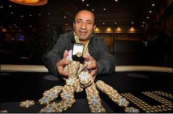 Freddy Deeb mostra l'anello vinto