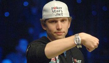 Il braccialetto di Peter Eastgate trofeo di un torneo di beneficenza