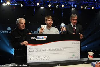 Oleskii Kovalchuk mostra l'assegno vinto