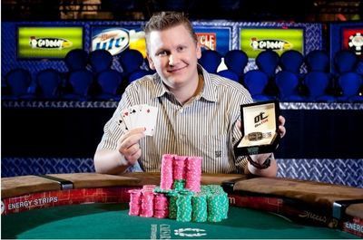 Ben Lamb mostra il braccialetto WSOP