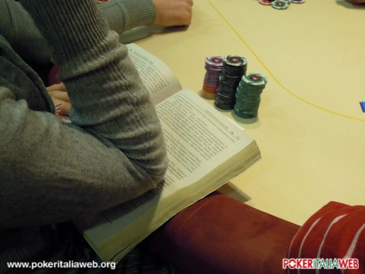 Mitrentsov al tavolo con il suo inseparabile tomo