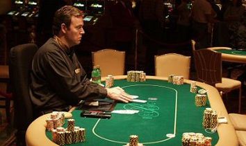 Il peggio del poker live: gli insulti al dealer