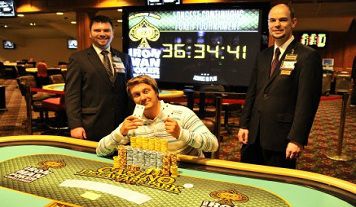 Peter Konas nuovo recordman del poker, 36 ore di torneo No-Stop!