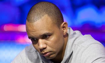 Phil Ivey si divide tra Facebook e Twitter