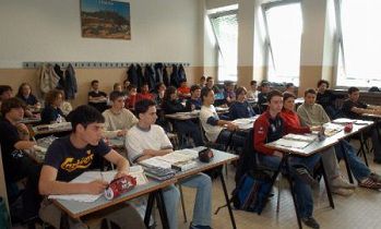 Come tutelare i minorenni dalle slot o vlt? Semplice, basta spostarle di 500 metri dalla scuola!