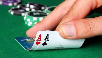 Poker e Risate: ecco le cose da evitare quando vi scoppiano una coppia di assi!