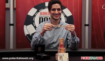 Jon Aguiar mostra il braccialetto vinto