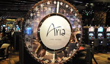 L’Aria Casino presenta un tavolo poker cash game live con due dealer