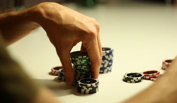 Poker live: per sventare un bluff osservate braccia e mani!