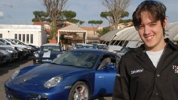 Minieri con la Porsche ottenuta con gli FPP