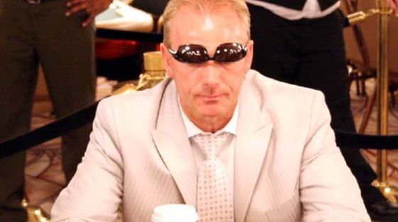 Il marchio di fabbrica di Luske: gli occhiali ribaltati