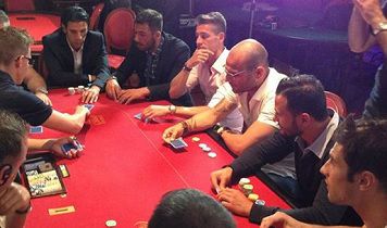 Cosa fanno i calciatori in vacanza? Giocano a poker!