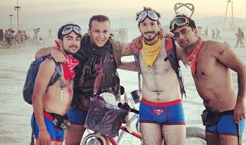 Esfandiari e altri pro scatenati nel party del deserto