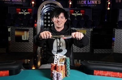 Cody con il braccialetto WSOP