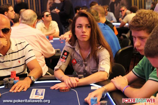 La bella Liv al tavolo live