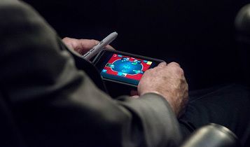 USA: McCain beccato a giocare a poker in senato
