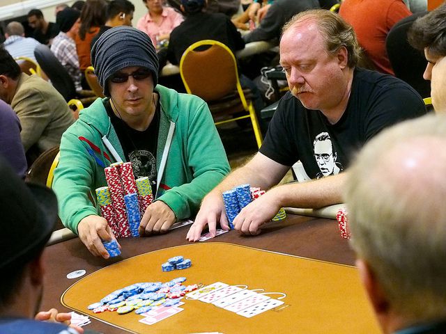 Phil Laak al tavolo con Dan Heimiller