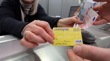 Poker e risate: I guai del gioco tra postepay clonate e ludopatici incalliti