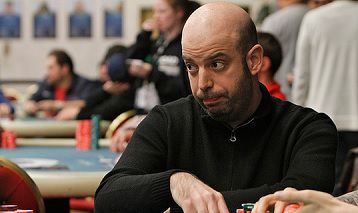 Amir Lehavolt ringrazia Mortensen per il suo terzo posto al Main Event WSOP