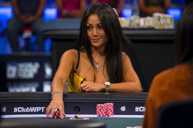 Una sexy Lily al tavolo del WPT