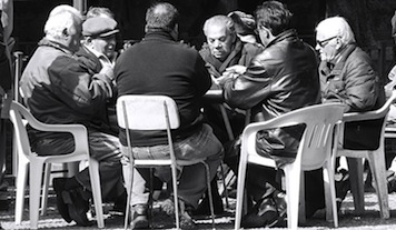 Partita di poker tra anziani