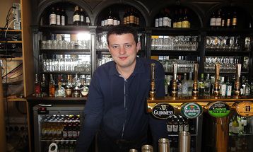 James Akenhead molla il poker e apre un pub