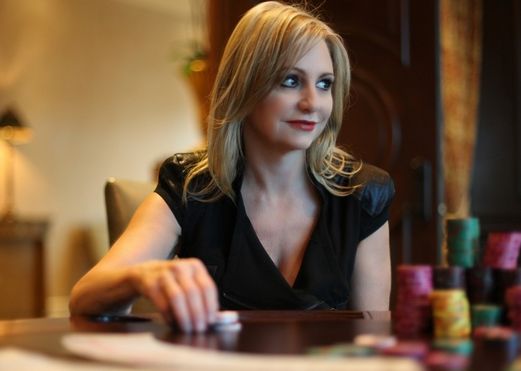 La bella Jennifer al tavolo da gioco