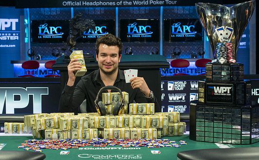 Chris con la coppa del WPT ed i soldi del premio