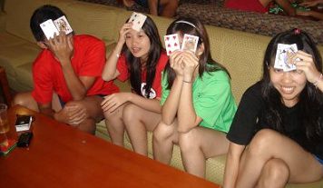 Poker e Risate: scoppia una rissa durante una partita di poker live tra amici!