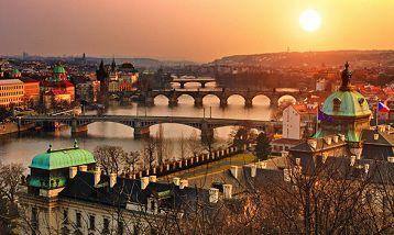 Pokeristi social: meglio grindare online o volare a Praga?