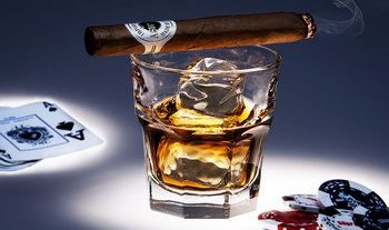 Il tavolo di poker più bello e completo del mondo: con bar integrato