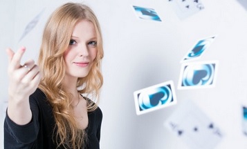 Poker e Risate: Il poker aiuta a conquistare le donne?