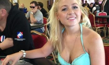 Karin Bruteig al tavolo in bikini per scommessa