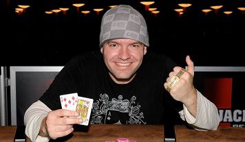 Boyd con uno dei braccialetti WSOP vinti