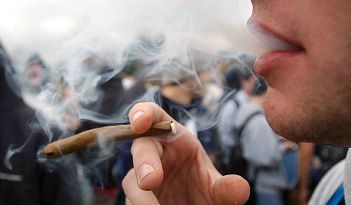 Fumare marijuana aiuta a giocatore a football, tanto come leggere un libro di Phil Hellmuth aiuta nel poker!