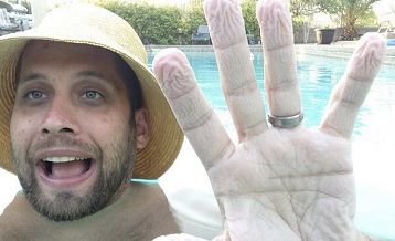 La folle scommessa di Kirk: 12 ore in piscina per 6mila dollari