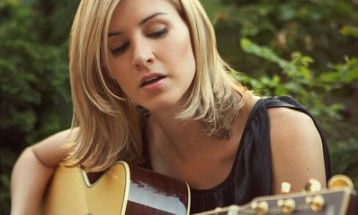 Modella, musicista e pokerista: ecco a voi Dee Dozier